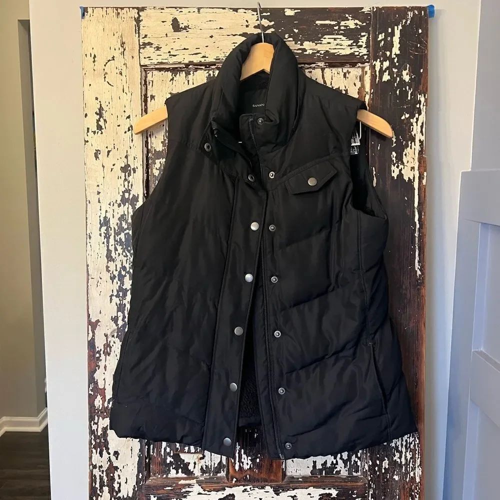 Banana Republicublic black puffer vest. Women’s size smallll. Alternative down.